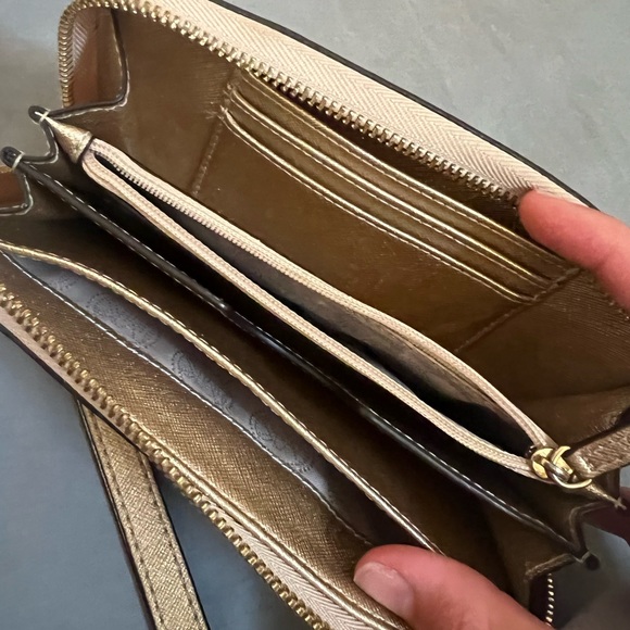 Michael Kors wristlet wallet in gold ✨ - Picture 6 of 7